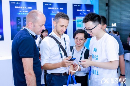 訊飛翻譯機亮相CES ASIA 2019，專業(yè)技術(shù)閃耀全場