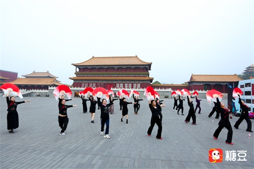 糖豆APP中老年樹新風(fēng) 年度舞蹈大秀盡顯錦繡芳華